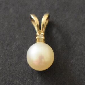 10K Yellow Gold with Pearl and Diamond Chip Pendant